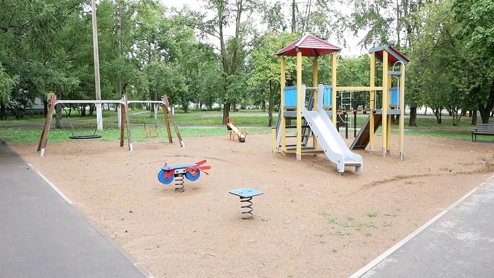 детская игровая площадка во дворе дома в Нижнекамске