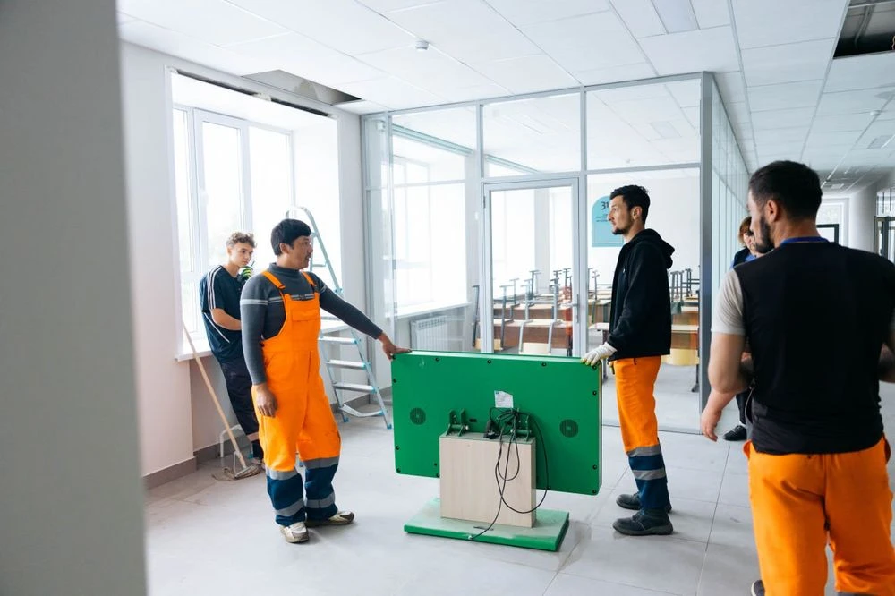 иностранные рабочие помогают в лицее № 3