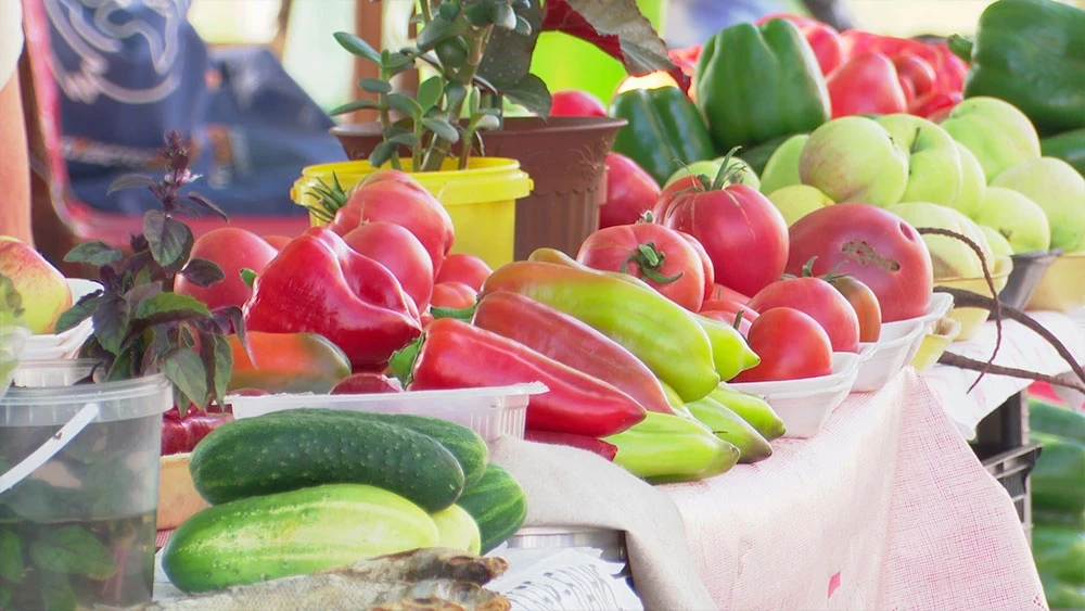 овощи на прилавке на рынке