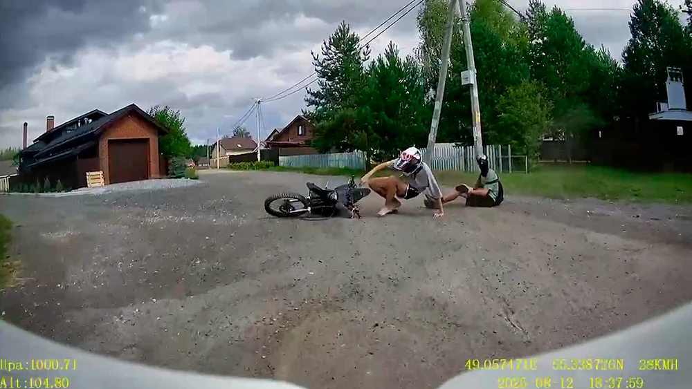 Мотоцикл и два подростка после аварии