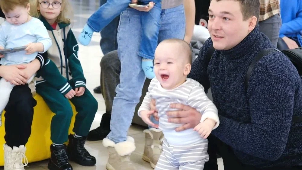 молодой отец, житель Нижнекамска с ребенком