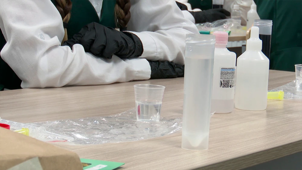 Лабораторная посуда с химическими жидкостями