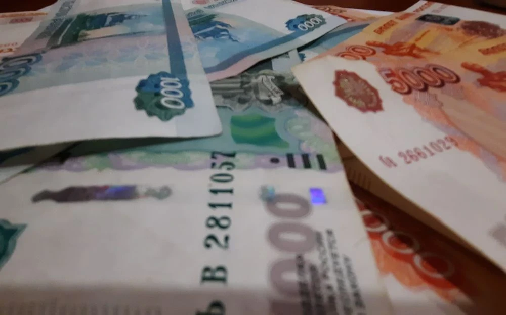 денежные банкноты РФ в 1 000 и 5 000 рублей