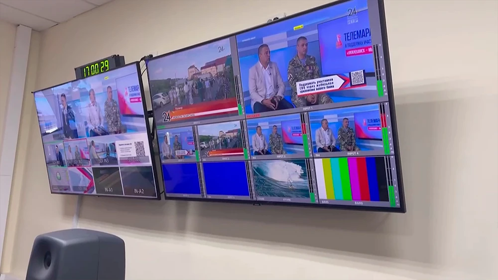 эфирная студия нтр 24 с мониторами, на которые транслируется картинка из телестудии