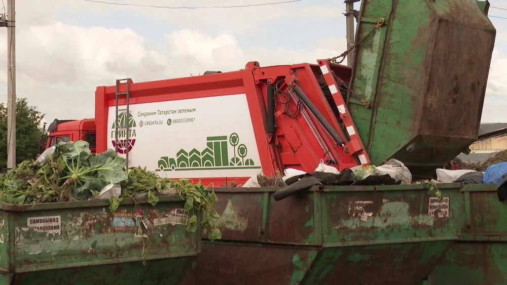 Мусоровоз компании Гринта забирает мусор
