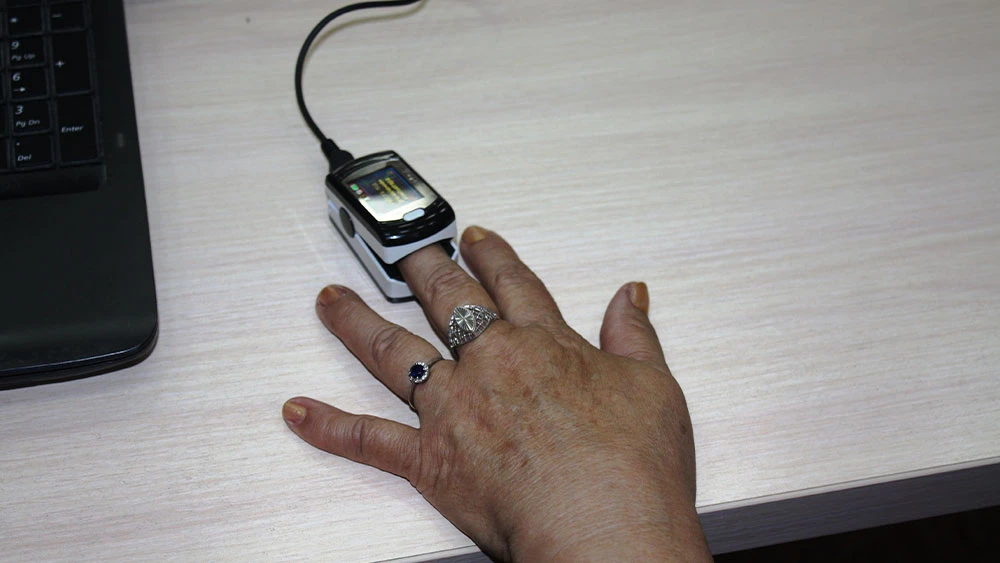 Пульсоксиметр на палце