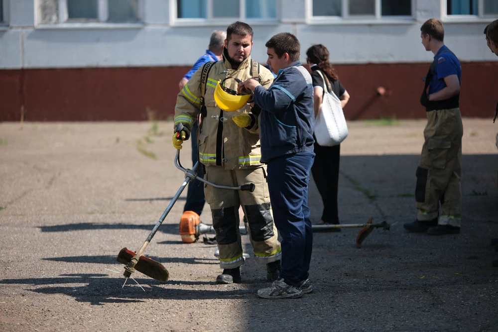 Пожарные готовятся к покосу травы возле лицея имени Шаповалова в Нижнекамске