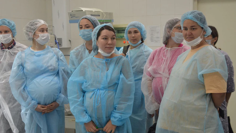 Будущие мамы на экскурсии в роддоме Нижнекамска