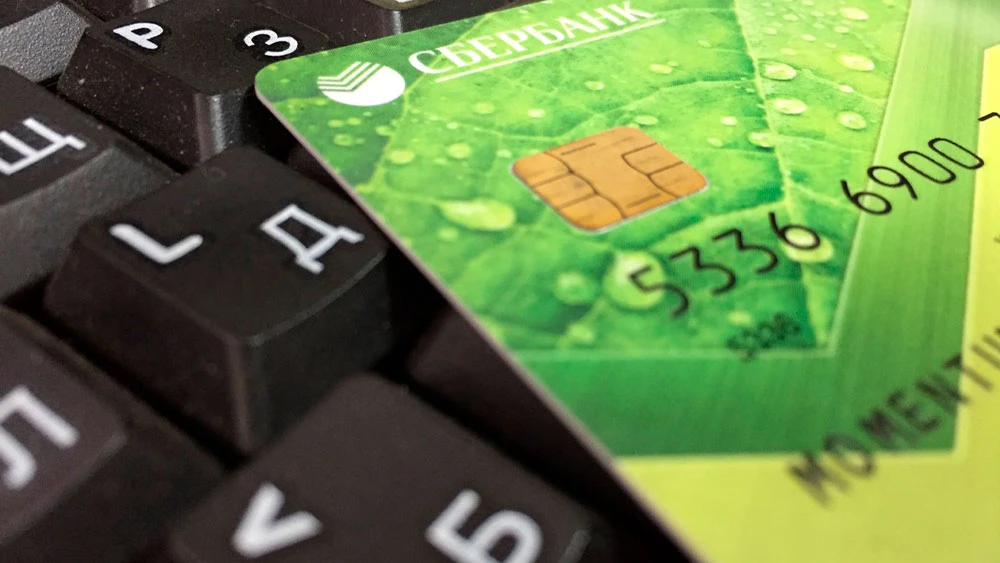 Банковская карта на клавиатуре