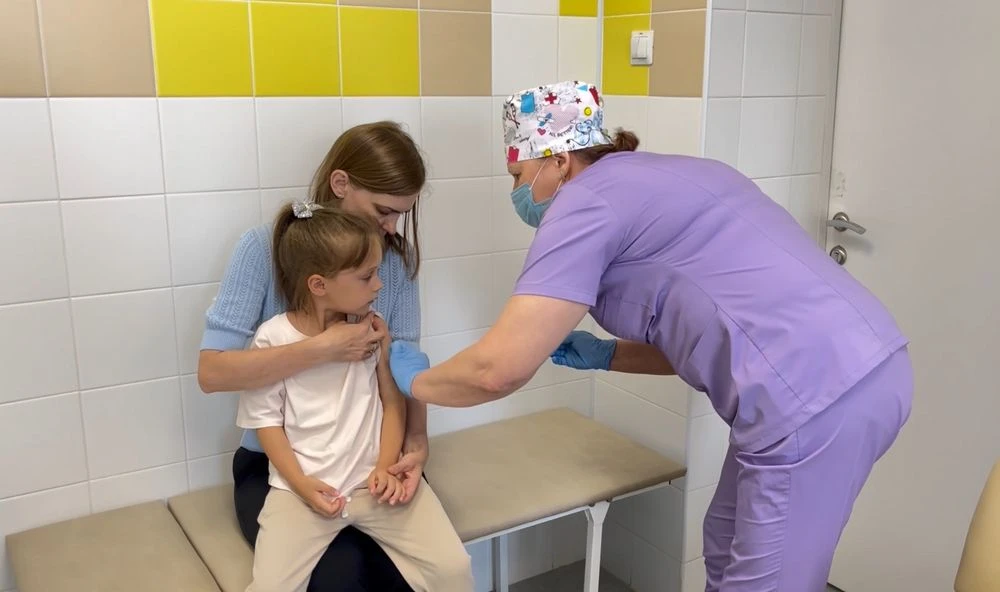 медсестра делает прививку ребёнку в детской поликлинике Нижнекамска