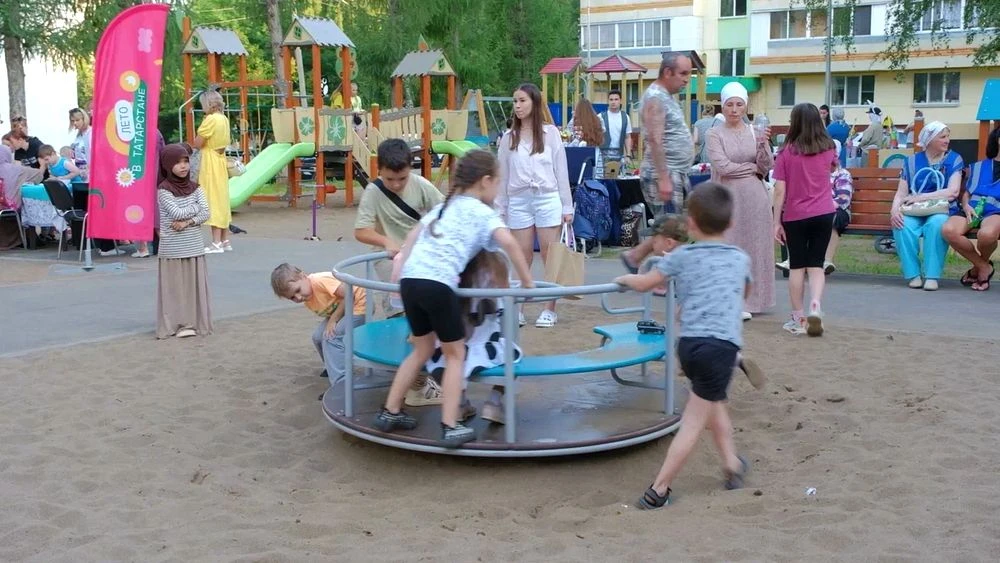 дети на карусели во дворе дома в нижнекамске