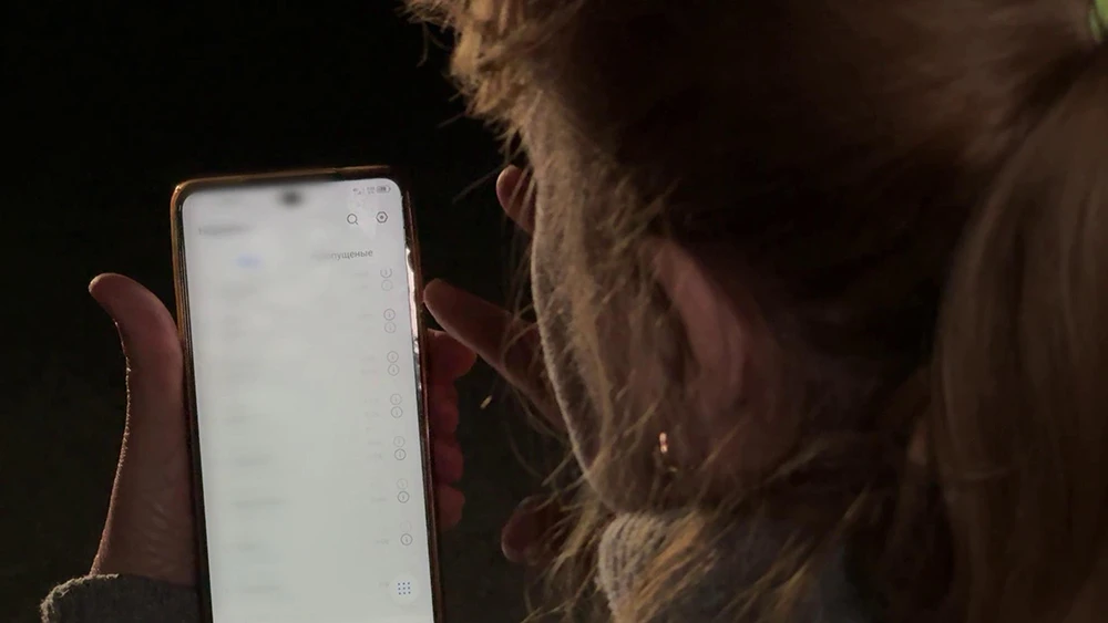 женщина набирает номер на смартфоне