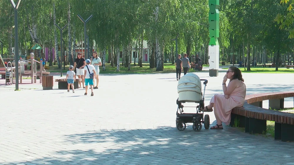 горожане гуляют в парке Семья в Нижнекамске
