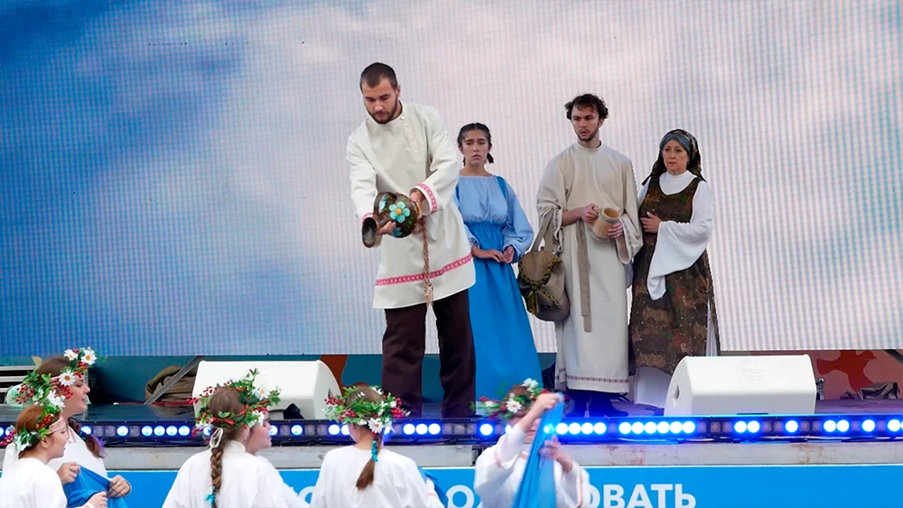 Актёры на сцене фестиваля «Верую» в Нижнекамске