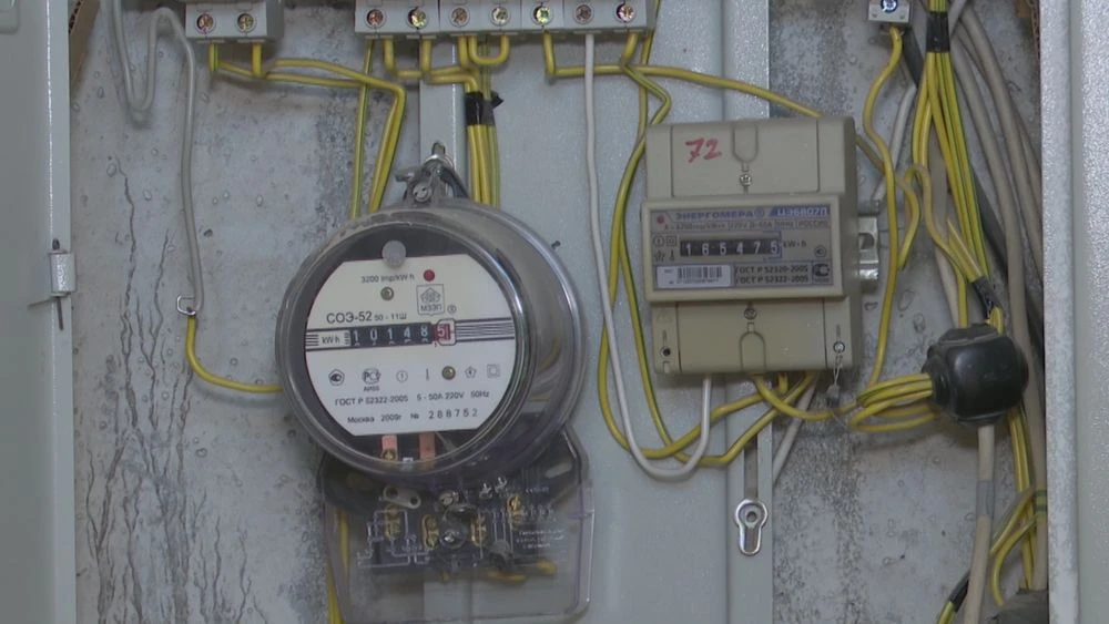 электрический счетчик в электрощитовой в подъезде многоквартирного дома