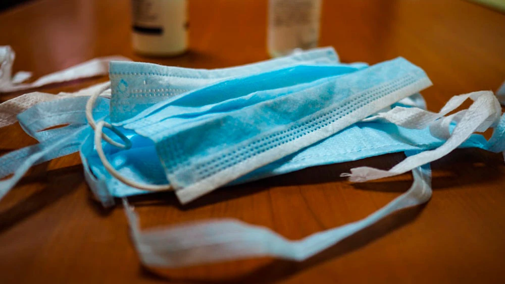 Медицинская маска на столе