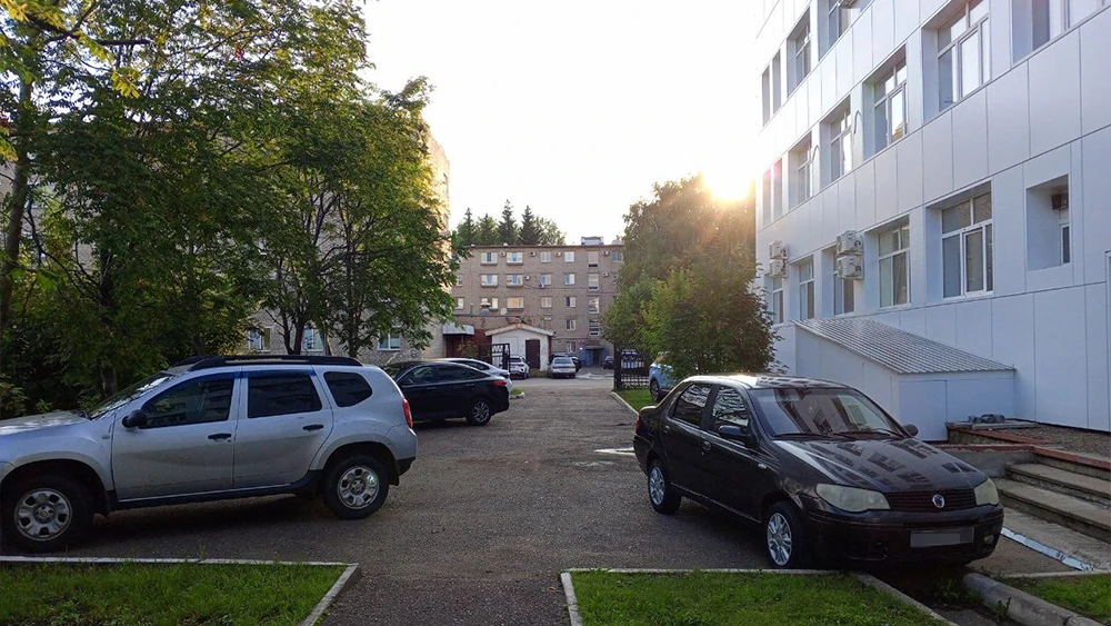 Двор с автомобилями в Нижнекамске