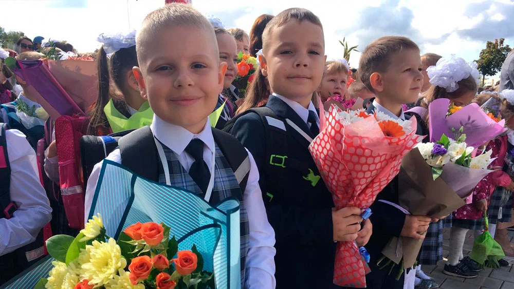 Школьники с цветами на 1 Сентября