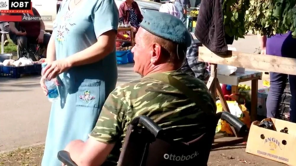 мужчина на инвалидной коляске