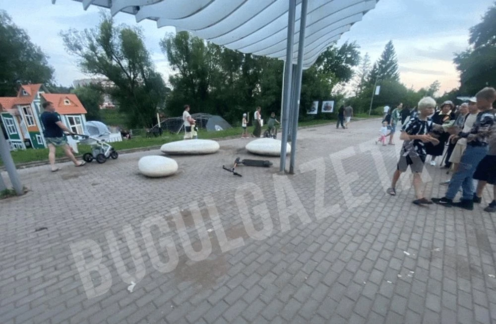 электросамокат лежит на тротуаре