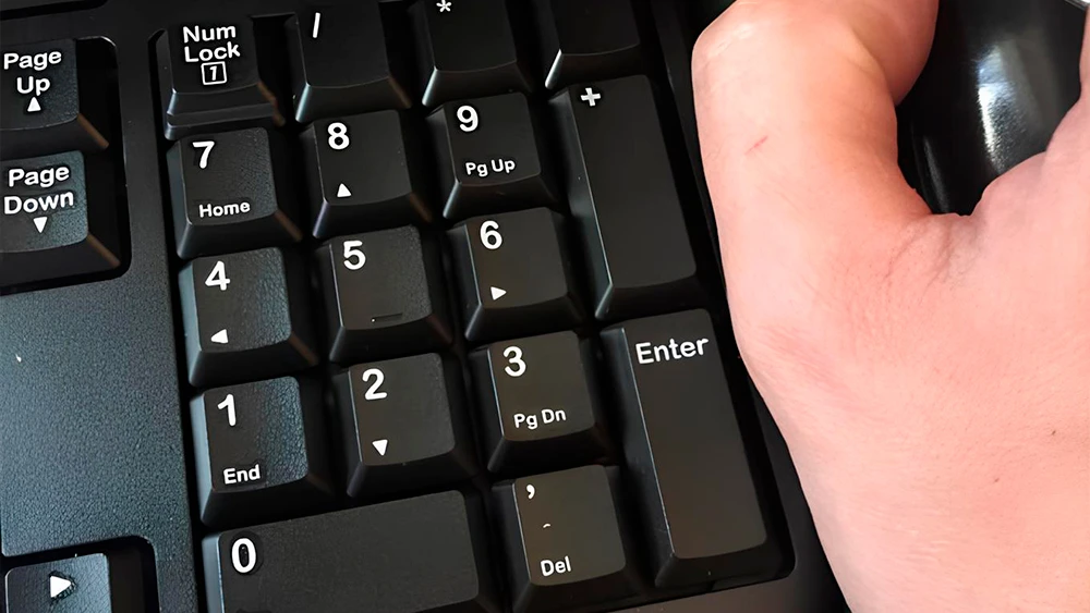 Клавиатура и рука на мышке