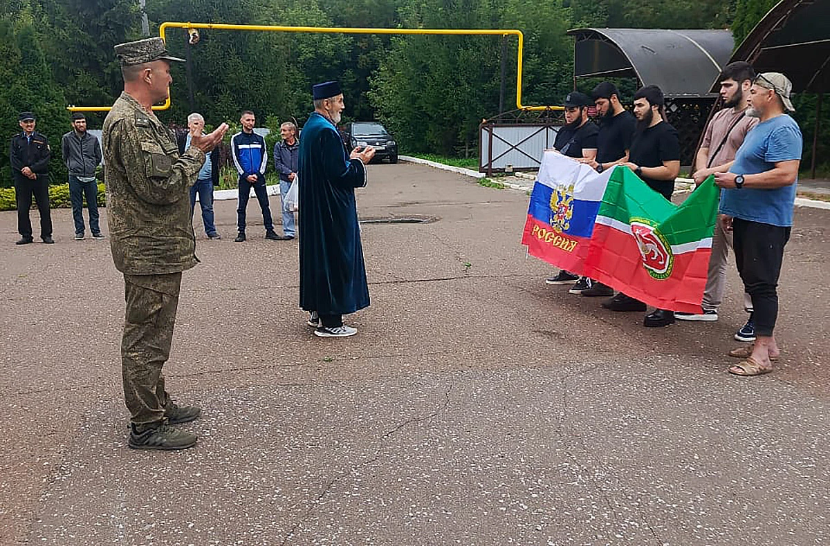 Военнослужащие перед отправкой на службу по контракту из Нижнекамска