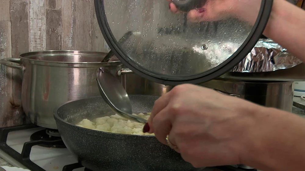 Еда готовится на плите