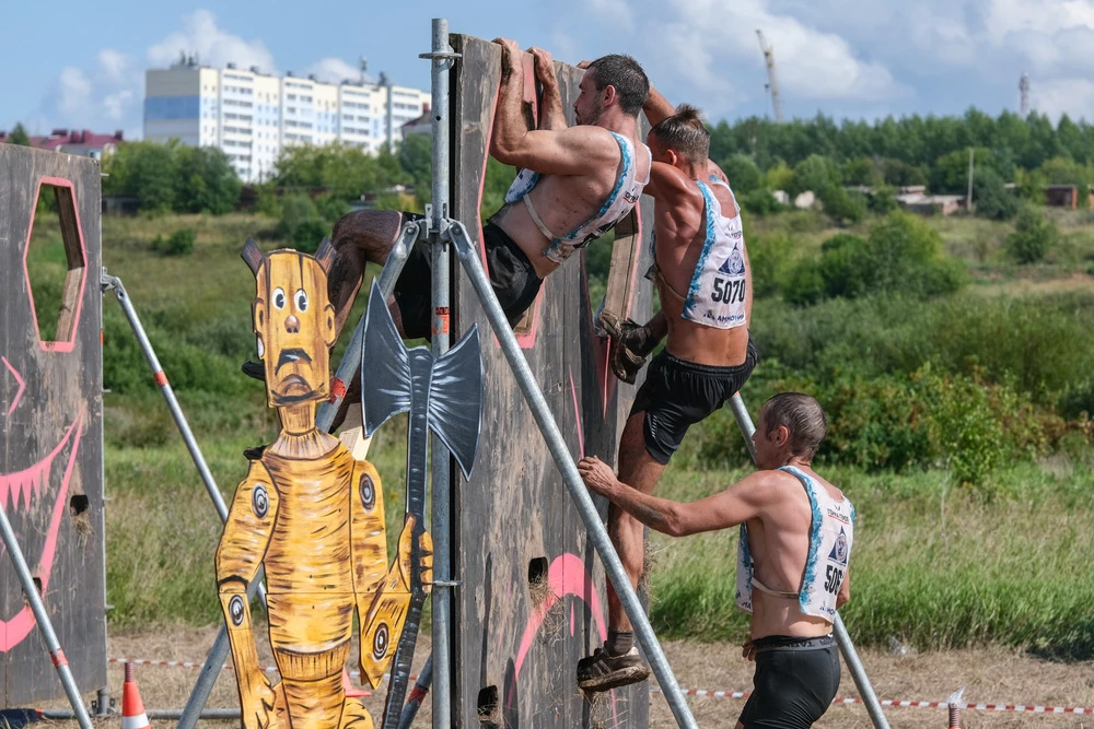 Экстремальный забег с препятствиями по пересеченной местности на «Гонке героев» в Менделеевске Республики Татарстан