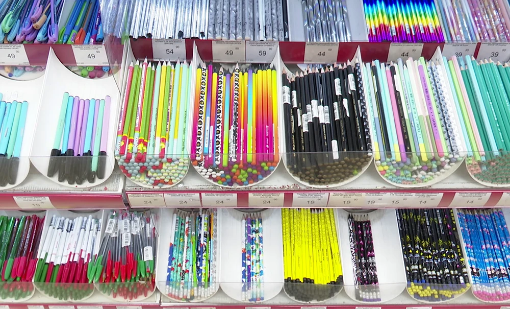 школьные принадлежности: ручки карандаши, фломастеры