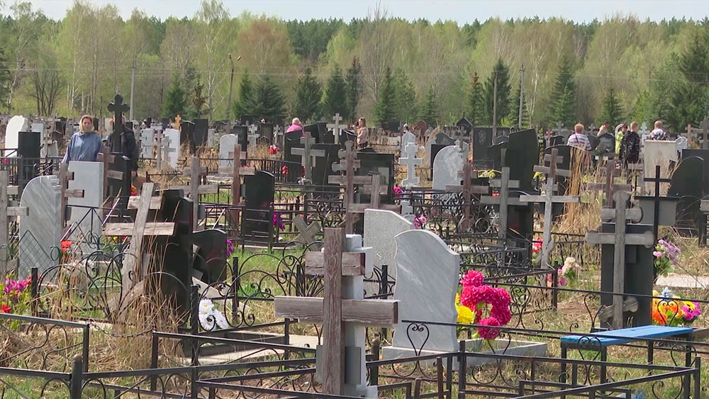 Кресты на кладбище в нижнекамске