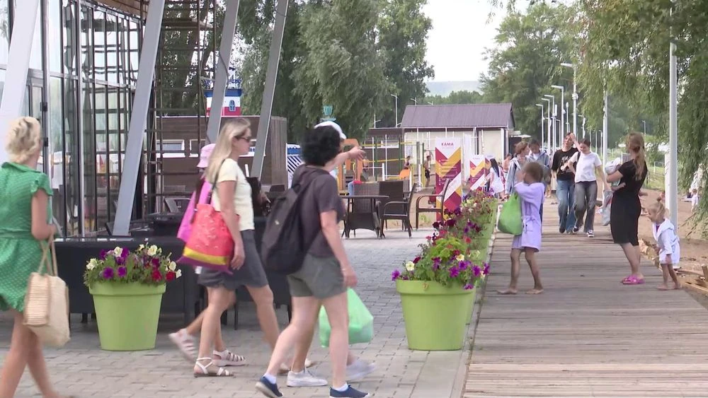 люди на пляже Кама в Нижнекамске