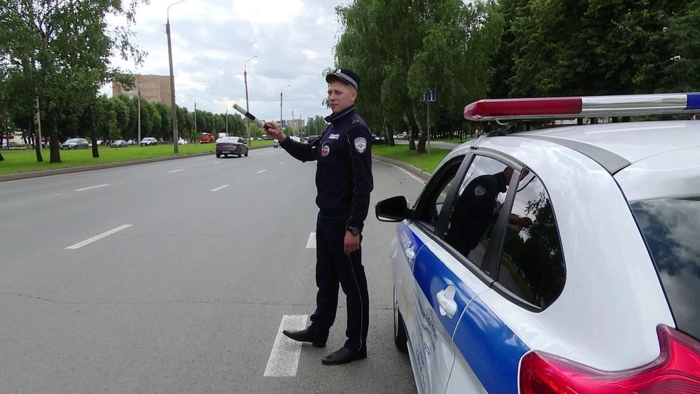 сотрудник ГАИ Нижнекамска на службе