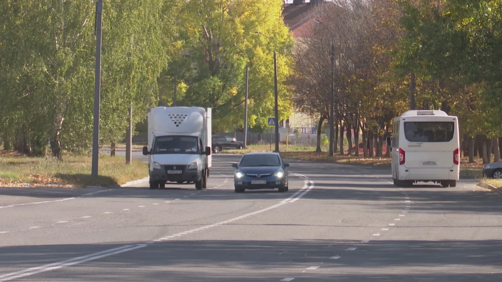 дорога в Нижнекамске с проезжающими автомобилями