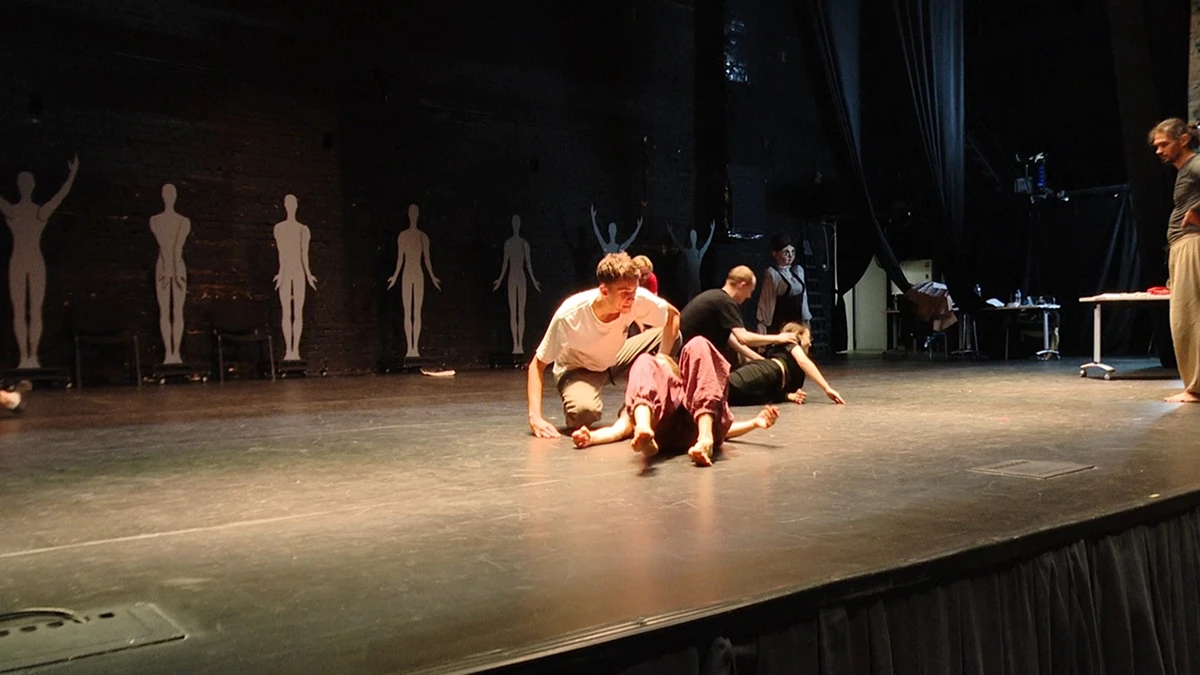 Артисты на сцене ТЮЗ Нижнекамска