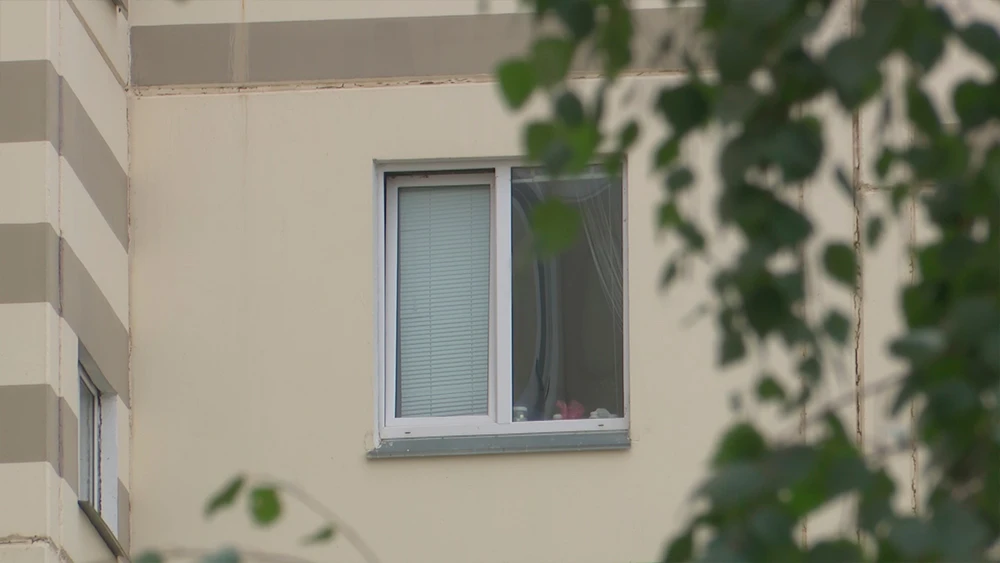 Окно многоквартирного дома