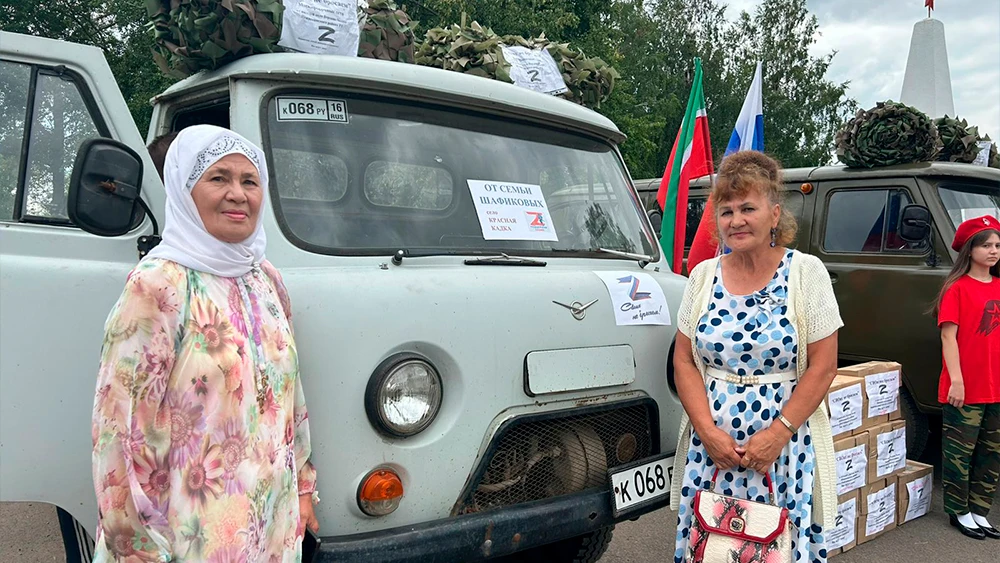 Гульсина и Гасима Шафиковы с отцовским УАЗом, который отправится в зону СВО