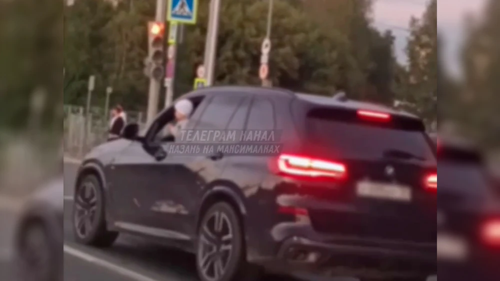 Ребёнок за рулём иномарки в Казани