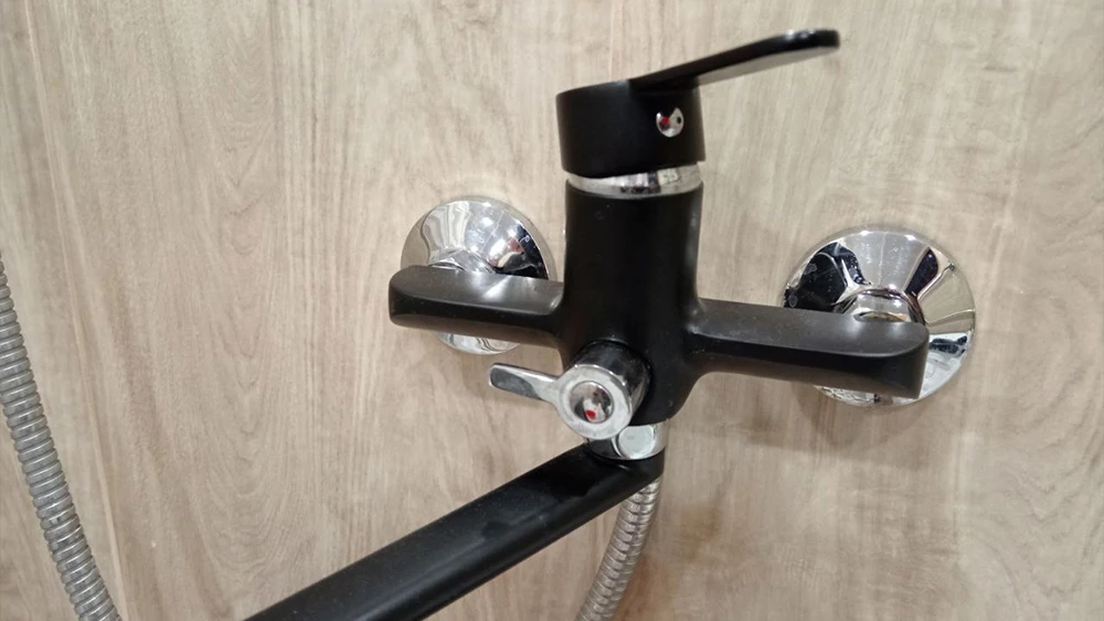 Смеситель чёрного цвета в ванной