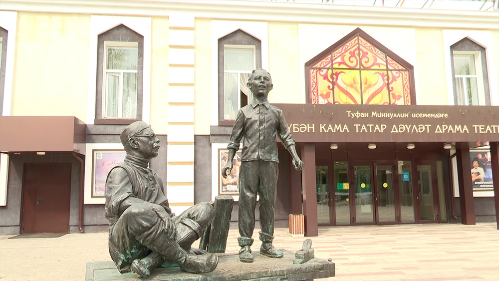 Скульптуры у входа в нижнекамский драмтеатр на улице Кайманова