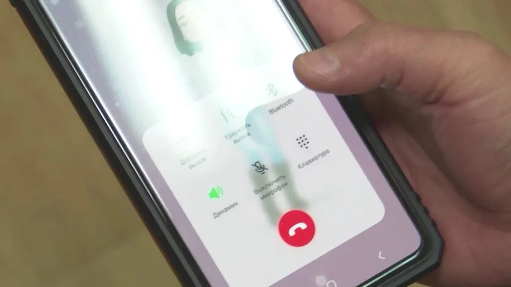 смартфон в руках абонента