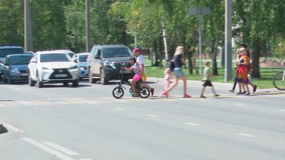 Пешеходы переходят дорогу