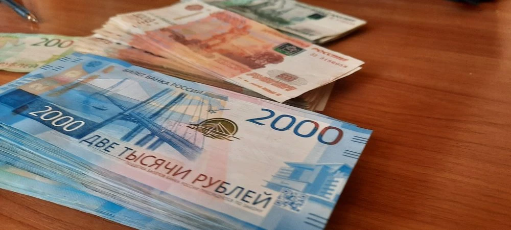Банкноты Банка России номиналом 2000 и 5000 рублей