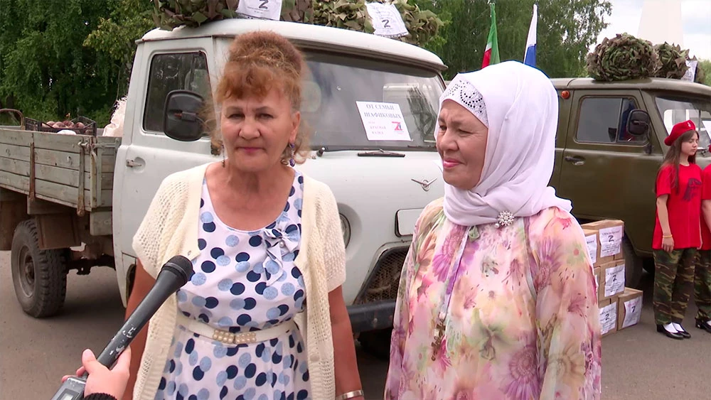 Гульсина и Гасима передают отцовскую машину УАЗ на фронт