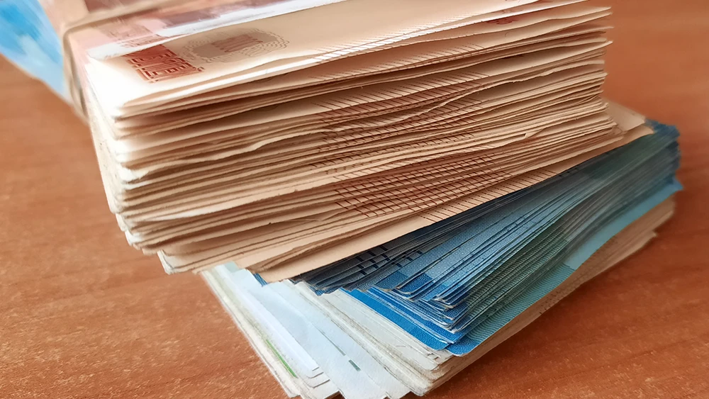 денежные купюры номиналом 2000 и 5000 рублей