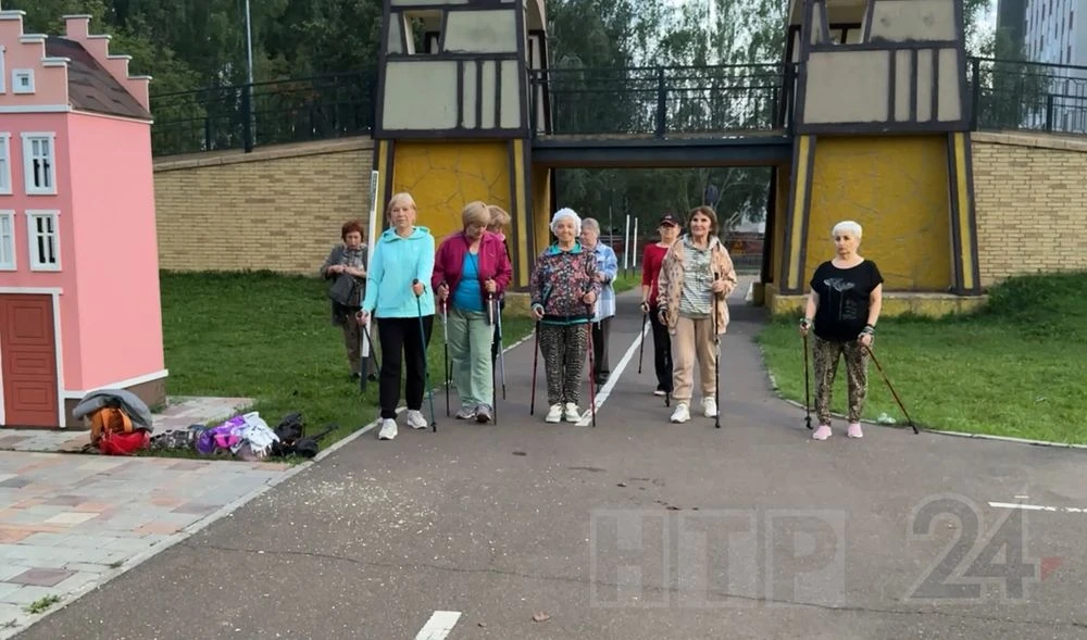 женщины занимаются скандинавской ходьбой в Нижнекамске