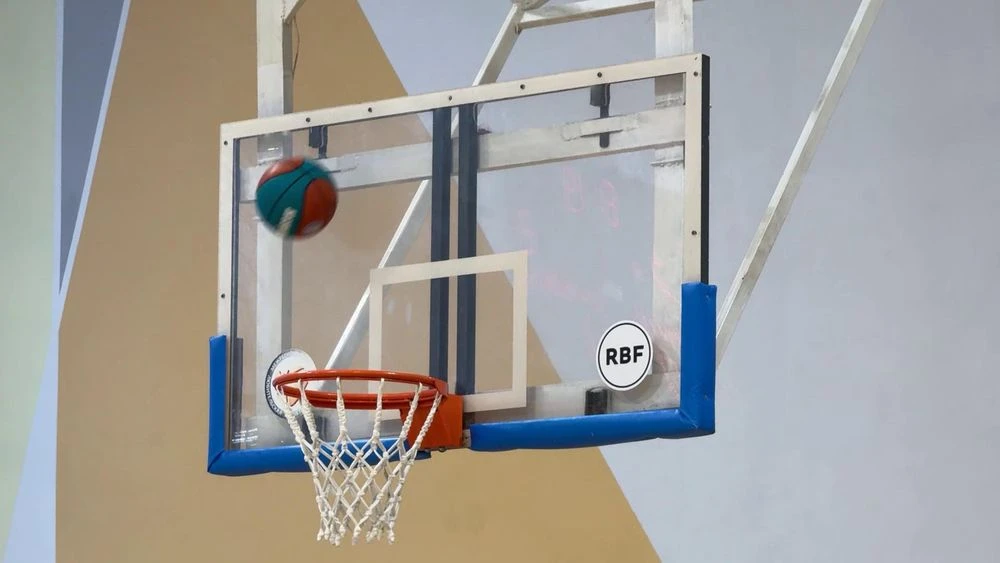 баскетбольное кольцо и мяч