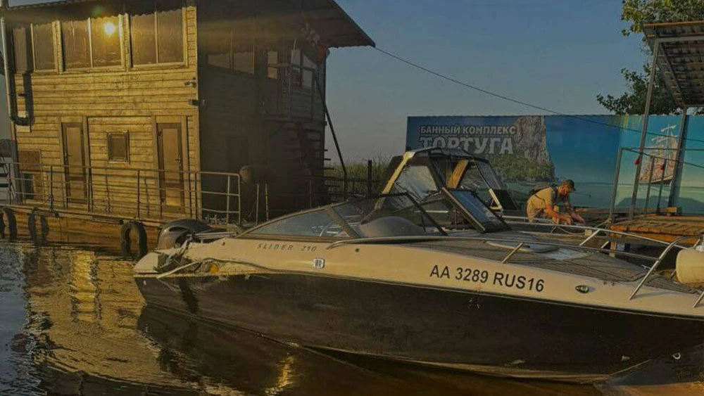 Лодка у причала на Волге в Казани