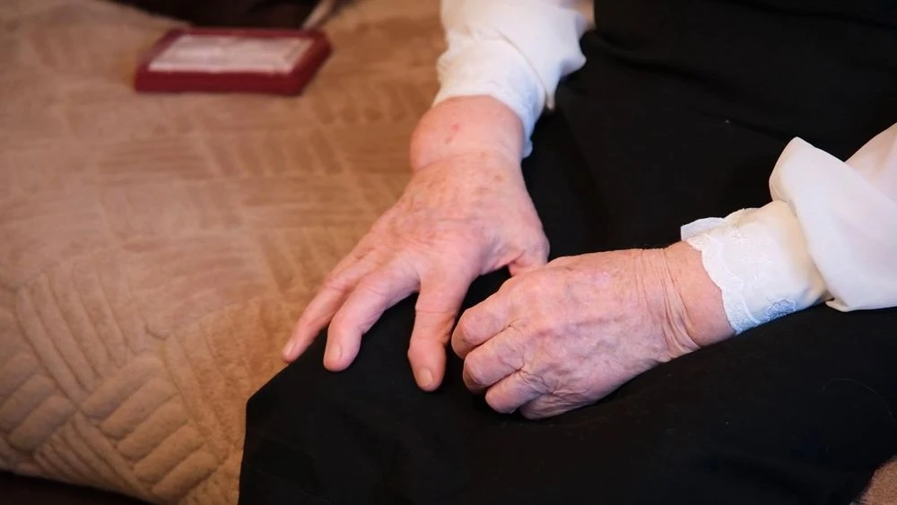 руки пожилой женщины
