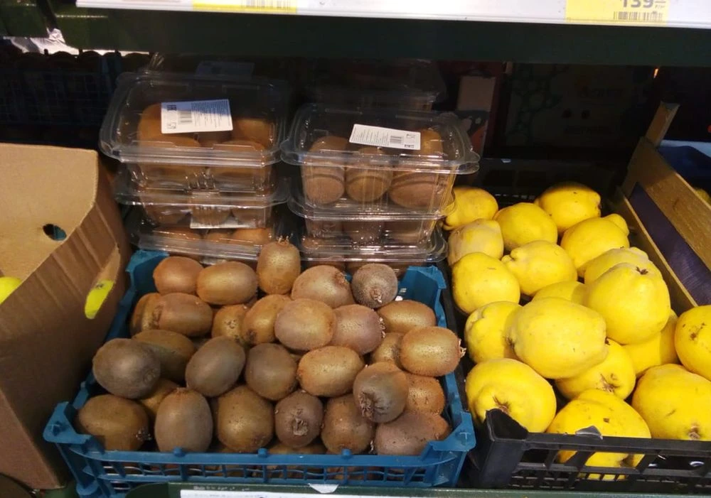 киви на прилавке в магазине