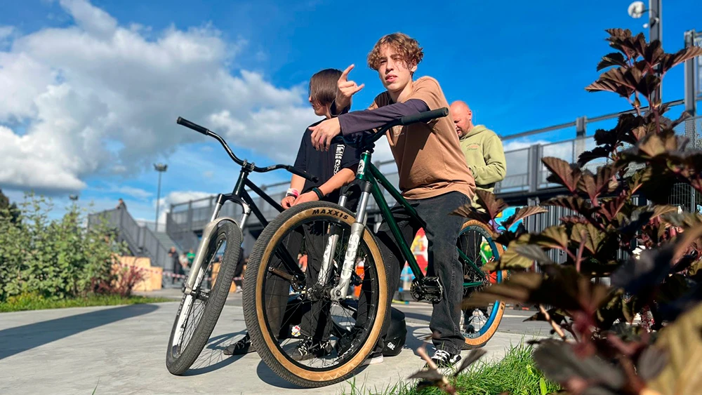 Молодые люди, райдеры в парке Айда в Нижнекамске